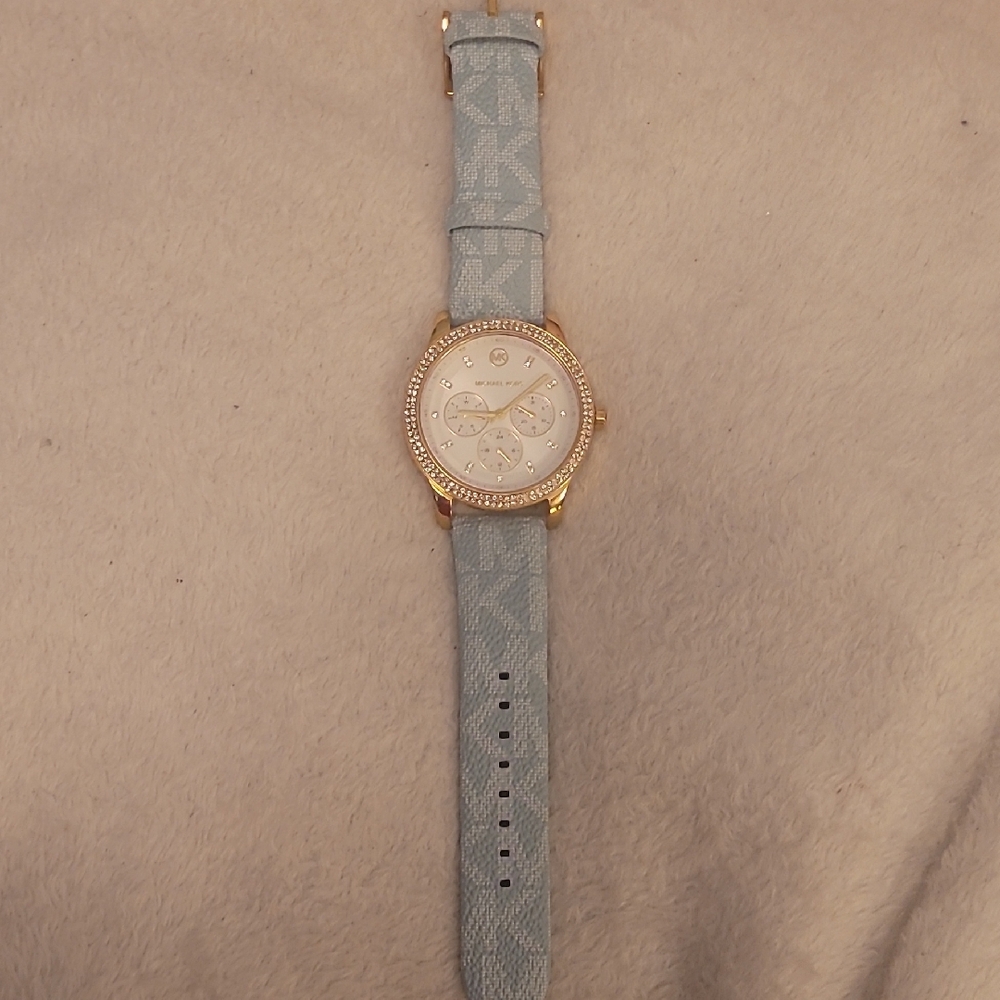 Gold and Blue Minimalist Watch with Elegant Design